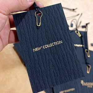 Étiquettes suspendues en papier personnalisées en gros pour vêtements, étiquettes de marque de vêtements avec logo personnalisé, étiquettes de prix pour vêtements haut de gamme - Product Image 1