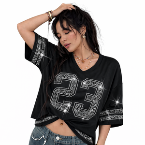 เสื้อเจอร์ซีย์อเมริกันฟุตบอลผู้หญิงแบบโอเวอร์ไซส์ประดับเพชรหรูหราสีดำ ระบายอากาศได้ดี แขนสั้น สไตล์สตรีทแวร์ รับผลิตแบบ OEM แบรนด์ส่วนตัว - Product Image 1
