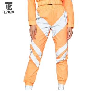 Conjunto Deportivo Premium para Mujer, Chaqueta y Pantalones Cortavientos, Diseño Ligero y Cómodo - Product Image 5