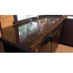 Losas de Granito Marrón Bronceado Duraderas y de Alta Demanda para Encimeras de Cocina, Escaleras e Interiores de Hoteles Disponibles al Mejor Precio - Product Image 2