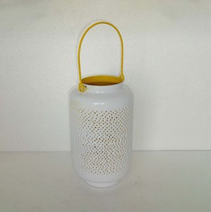 Petite lanterne à bougie en métal blanc et jaune, motif en maille perforée, corps cylindrique, poignée en fil métallique jaune, pour table - Product Image 2