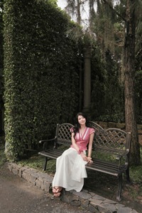 กระโปรงทรงเอเอวสูงสีงาช้างสำหรับผู้หญิง กระโปรงพลีทพลิ้วสไตล์คอทเทจคอร์ พร้อมเข็มขัดผูก ด้านข้างผ่าข้าง ยาวปานกลาง เหมาะสำหรับฤดูใบไม้ผลิและฤดูร้อน รุ่น SABRINA - Product Image 5