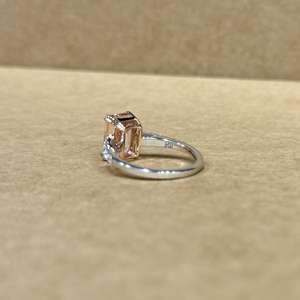 แหวนเพชรทรงเหลี่ยมมรกตสีชมพู 14K ทองคำขาว ดีไซน์หรูหรา น้ำหนัก 4.42 กะรัต พร้อมเพชรข้าง 0.56 กะรัต แหวนแต่งงานระดับพรีเมียม - Product Image 6