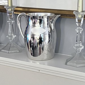 Carafe à eau en acier inoxydable de qualité supérieure avec couvercle, élégant récipient de service en métal pour la maison, les restaurants, les hôtels et la restauration - Product Image 1
