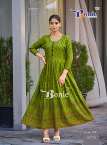 La plupart des ventes Designer 14 Kg Rayon Long Ghera Kurtis Imprimé pour la fête de mariage Porter des vêtements indiens et pakistanais au prix d'exportation - Product Image 3