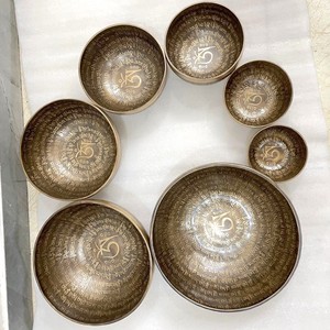 Bol chantant en bronze fait main avec motifs gravés anciens et mantra, offrant une résonance excellente pour la thérapie sonore - Product Image 1