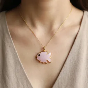 จี้ปลาแคลเซโดนีสีชมพูน่ารักสไตล์อาร์ติซาน ประดับด้วยเพชร CZ สีดำ ชุบทอง 18K พร้อมสร้อยทองเหลืองปรับขนาดได้ เหมาะสำหรับทั้งชายและหญิง สไตล์นอติคอล - Product Image 1