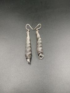Boucles d'oreilles pendantes vintage tibétaines en alliage plaqué or avec nœud papillon, serti clos, bijoux de mode unisexe, imitation perle, bijoux de mariage - Product Image 2