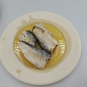 Sardinas enlatadas en salsa de tomate, totalmente cocidas, enlatadas en metal, para importadores de supermercados y compradores de alimentos a granel. - Product Image 4