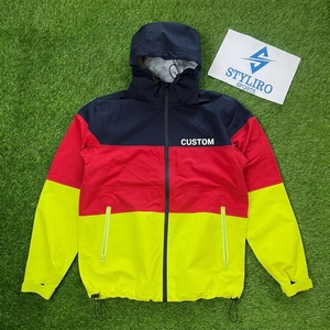 Chaqueta Cortavientos Cómoda para Hombre con Cremallera Completa, Diseño Impermeable y Transpirable con Capucha, Colores de la Bandera Alemana, Logotipo Frontal y Diseño de Bloques de Color - Product Image 1