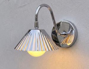 Applique murale en laiton festonné artisanale : Luminaire cannelé de style Mid-Century Modern, applique murale moderne chromée avec abat-jour conique en métal - Product Image 2