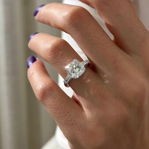 Bague de luxe à trois pierres en diamant de laboratoire E VVS2 taille coussin de 4 carats avec diamants baguette effilés, design classique à double griffe - Product Image 1