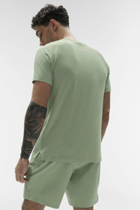 เสื้อยืดคอกลมแขนสั้นผ้าฝ้ายสีพื้นสำหรับผู้ชายขายส่ง เหมาะสำหรับใส่ในชีวิตประจำวัน - Product Image 2