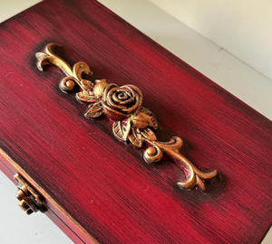 Boîte décorative en bois massif de qualité supérieure, design vintage bordeaux, accent rose, coffre au trésor, boîte de rangement artisanale - Product Image 5