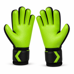Les gants de gardien de but offrent une prise sécurisée du ballon, une rembourrure douce des paumes et un ajustement flexible pour l'entraînement, la pratique et la compétition. - Product Image 2