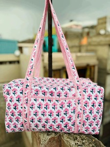 Nueva Bolsa de Viaje Acolchada con Estampado Floral Personalizable, Asas a Rayas Rosa y Blanco, Bolsa de Fin de Semana con Cierre de Cremallera, Textil Portátil - Product Image 2