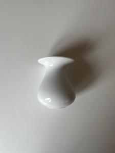 แจกันเซรามิกสีขาวทรงมินิ ปากแจกันโค้งมน ดีไซน์เรียบหรู เงางาม พร้อมดีเทลที่คลาสสิกสำหรับตกแต่งบ้านสไตล์มินิมอล - Product Image 2