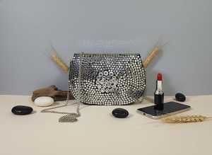 Sac à main bohème de luxe en métal et mosaïque de pierres, orné de perles florales, fait main, pour femmes, idéal pour mariages, soirées, voyages et occasions élégantes - Product Image 5
