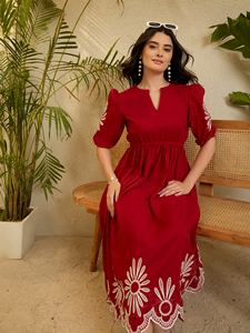 Robe midi évasée en rayonne viscose à manches bouffantes brodées de rouge avec taille élastique pour un usage quotidien - Product Image 5