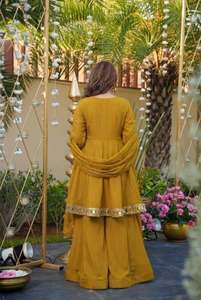 Ensemble prêt-à-porter en soie avec dentelle et broderies miroir, haut, bas et dupatta, entièrement cousu - Product Image 6