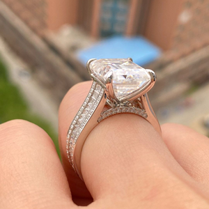 Bague de fiançailles et de mariage en or jaune 14 carats avec diamant de laboratoire taille émeraude 5,87 carats, certifié IGI, luxe, pour soirée - Product Image 4
