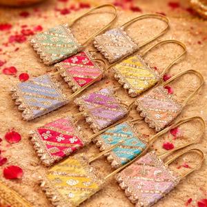 Ensemble de sacs cadeaux Potli festifs faits à la main de qualité supérieure, pochettes brodées ethniques pour cadeaux de retour pour mariages, Haldi, Mehendi, baby shower - Product Image 1