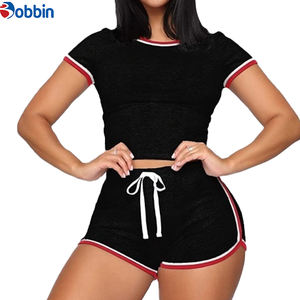 Ensembles de survêtements courts tendance pour l'été, avec logo personnalisé, pour femmes, comprenant un crop top en coton et un short moulant - Product Image 2