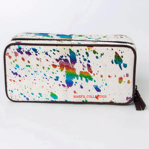 Bolso de mano rectangular para mujer con superficie de piel con textura de pintura abstracta y cierre de cremallera, ideal para la noche. - Product Image 1