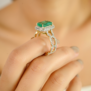 Piedra Preciosa Personalizada de 3.17ct. Anillo de Diseño Único con Esmeralda Zambiana y Diamantes, Joyería Audaz en Oro Amarillo Puro de 18K - Product Image 4