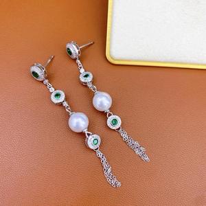 Boucles d'oreilles pendantes en perles naturelles, surface lisse givrée, design simple et tendance, inspiré des perles blanches australiennes, comparables aux créateurs - Product Image 4