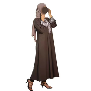Fournisseur en gros d'abayas pour femmes, abaya élégante à devant ouvert avec hijab assorti et finition de qualité export - Product Image 1