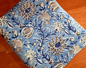Tissu en coton imprimé à la main à motifs floraux bleu indigo – Matière de Jaipur pour la confection de vêtements - Product Image 2
