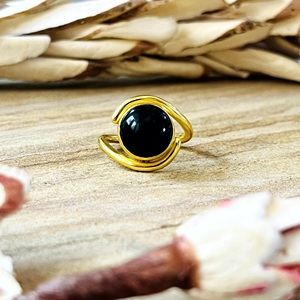 Bague en laiton au design unique, minimaliste, avec onyx noir, bijoux bohèmes en laiton pour femme, plaqué or 18 carats, solitaire vague, vente en gros/OEM/ODM - Product Image 1