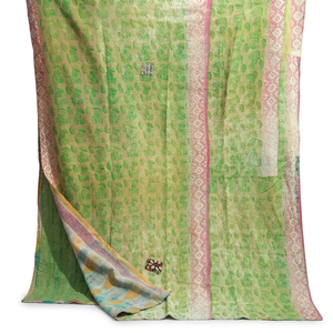 Colchas y edredones de patchwork Kantha hechos a mano con materiales reciclados, con patrones coloridos, encanto rústico y atractivo artesanal. - Product Image 1