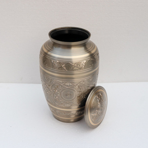 Urna Funeraria de Latón Grabada a Mano de Primera Calidad con Acabado Bronce, Grabado Personalizado, Forma Clásica para Guardar Cenizas Humanas - Product Image 3