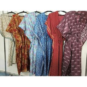 Kaftan en soie à motifs floraux pour femmes, vêtements élégants pour les stations balnéaires, paréos de bain, artisanat ethnique, modèle ETH-261, fabriqué en Inde - Product Image 3