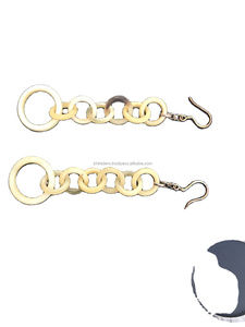 Boucles d'oreilles pendantes pour filles, modernes et luxueuses, faites à la main, nouveau design, taille et prix personnalisés en vente, avec corne de buffle - Product Image 5