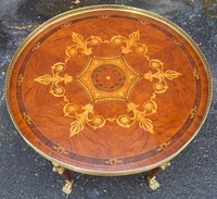 Table Basse Pliante Moderne Classique en Acajou avec Marqueterie et Monture Ormolu, Écologique, Durable, Portable, Plateau en Verre, Rangement Intégré