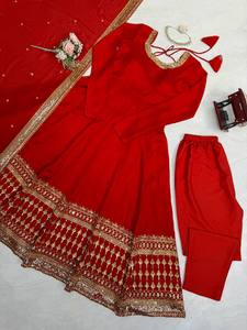 ชุดเดรส Anarkali สีแดงสำหรับผู้หญิง พร้อมผ้าคลุมไหล่ปักลายทองหนัก ดีไซน์เนอร์ออกแบบ เหมาะสำหรับงานแต่งงาน งานเลี้ยง และงานเฉลิมฉลองต่างๆ - Product Image 6