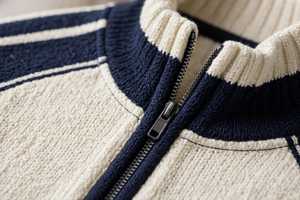 Suéter Escolar Unisex para Niños, Diseño de Bloques de Color a Rayas, Cuello Redondo con Cierre de Cremallera, 100% Algodón, Color Crema y Azul Marino, Manga Larga - Product Image 6