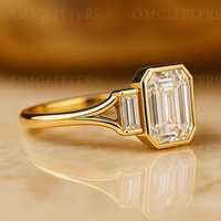 Cincin Moissanite Potongan Emerald Tiga Batu Model Split Shank Untuk Wanita Perak 925 Asli Berlapis Emas Perhiasan Berkualitas Untuk Hadiah Menawan