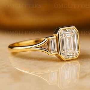 Anillo de Moissanita con Corte Esmeralda y Tres Piedras en Plata 925 Original con Baño de Oro, Joyería Fina para Regalo - Product Image 5