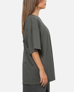 เสื้อยืดสีเทาโอเวอร์ไซส์สำหรับผู้หญิงสั่งทำพิเศษ ผลิตจากผ้าคอตตอนผสมคุณภาพพรีเมียม ระบายอากาศได้ดีและสวมใส่สบาย เหมาะสำหรับใส่ลำลอง - Product Image 5