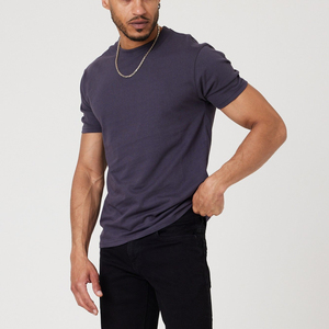 Camiseta de Manga Corta con Logotipo Personalizado, Nuevo Diseño, Estilo Veraniego, Corte Ajustado, Económica, al por Mayor, de Algodón Tejido para Hombre - Product Image 1