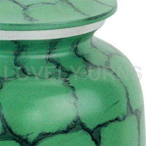 Urna de Aluminio Avenue - Extra Grande La Urna de Aluminio Avenue - Extra Grande es de gran tamaño y presenta un diseño en verde y negro. - Product Image 4