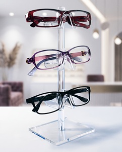Présentoir de comptoir de luxe en acrylique de qualité supérieure pour lunettes de soleil Solution ultime présentant des espaces de vente au détail et personnels de lunettes - Product Image 1