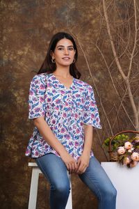 Top chic en coton blanc, imprimé floral bleu clair fait main, 100 % décontracté, style péplum, manches courtes, écologique, respirant, lavable - Product Image 1