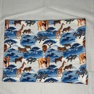 Tela crepé premium con estampado de animales de la selva para camisas, ropa de dormir, ropa de estar por casa, faldas, vestidos de una pieza, ropa para niños y bolsos. - Product Image 1