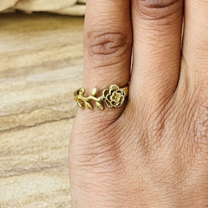 Anillo Floral Delicado Favorito del Mercado, Anillos Boho de Latón para Mujer, Chapado en Oro de 18k, Joyería Botánica con Flores, Anillo Hecho a Mano al por Mayor - Product Image 3