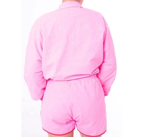 ชุดแจ็คเก็ตแทรคสูทสีชมพูสำหรับผู้หญิง ผ้าไนลอน ชุดเซ็ตเสื้อแจ็คเก็ตสั้น สไตล์สตรีทแวร์สำหรับฤดูร้อน มีซิป โลโก้คาร์โก้ ไซส์พลัส เสื้อกันลมสำหรับผู้หญิง - Product Image 2